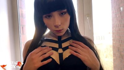 Brunetta calda succhia profondamente e sensibilmente scopata per soldi